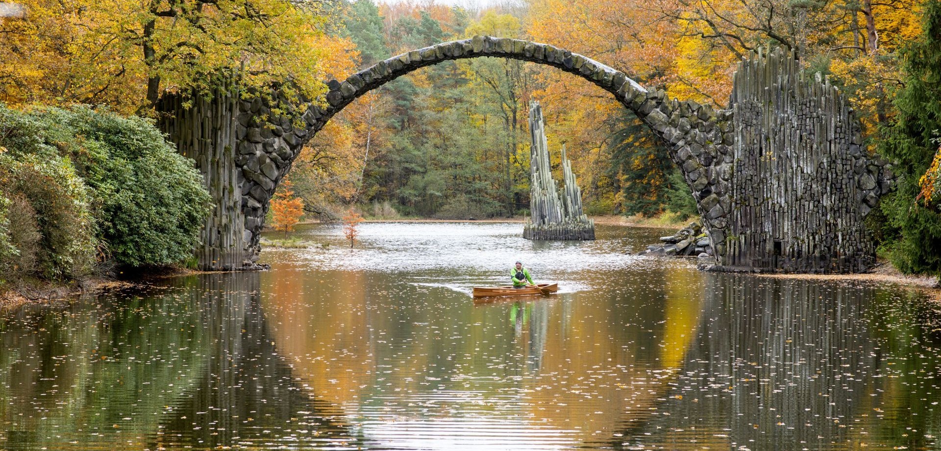 Gablenz: Paddling at the Rakotzbrücke in the Kromlauer Park